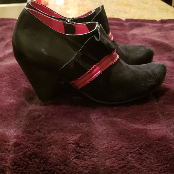 Chanii B black and pink leather booties. Size 7. - Picture 4 of 8
